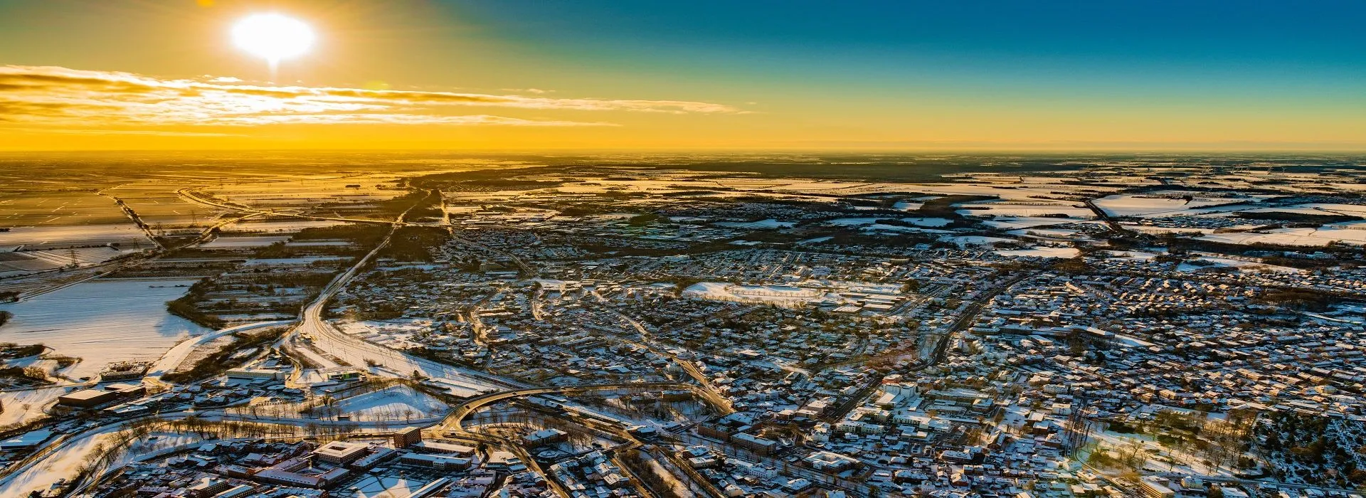 Stade Campe im Sonnenaufgang bei Schnee
