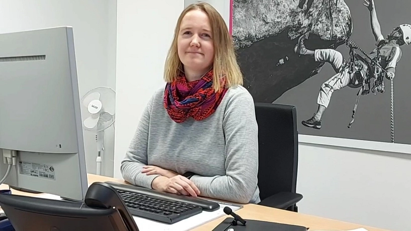 Saskia Deckenbach von der Wirtschaftsförderung der Hansestadt Stade sitzt an ihrem Schreibtisch&nbsp;&copy;&nbsp;Hansestadt Stade