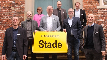 Stellten die Pläne der Hansestadt Stade für 2022 vor: Der Verwaltungsvorstand, bestehend aus Stadtbaurat Lars Kolk, Bürgermeister Sönke Hartlef und Erstem Stadtrat Dirk Kraska (v.l.n.r., mit Ortsschild), sowie der Leiter des Vorstandsbüros, Sascha Middeke