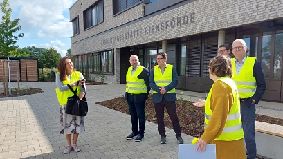 Großes Interesse zeigten die Besucher*innen aus Karlshamn beim Besuch des Bildungscampus Riensförde, der kurz vor der Fertigstellung steht
