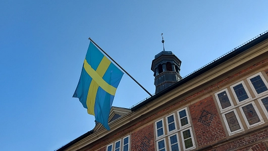 Ein Gruß für die Gäste aus Karlshamn: Während des Aufenthalts der Delegation in Stade, wehte die schwedische Fahne am historischen Rathaus