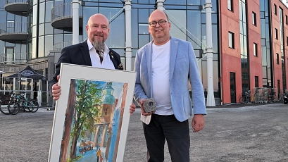 Sönke Hartlef und Magnus Gärdebring nach dem Austausch eines Präsents aus der jeweiligen Kommune