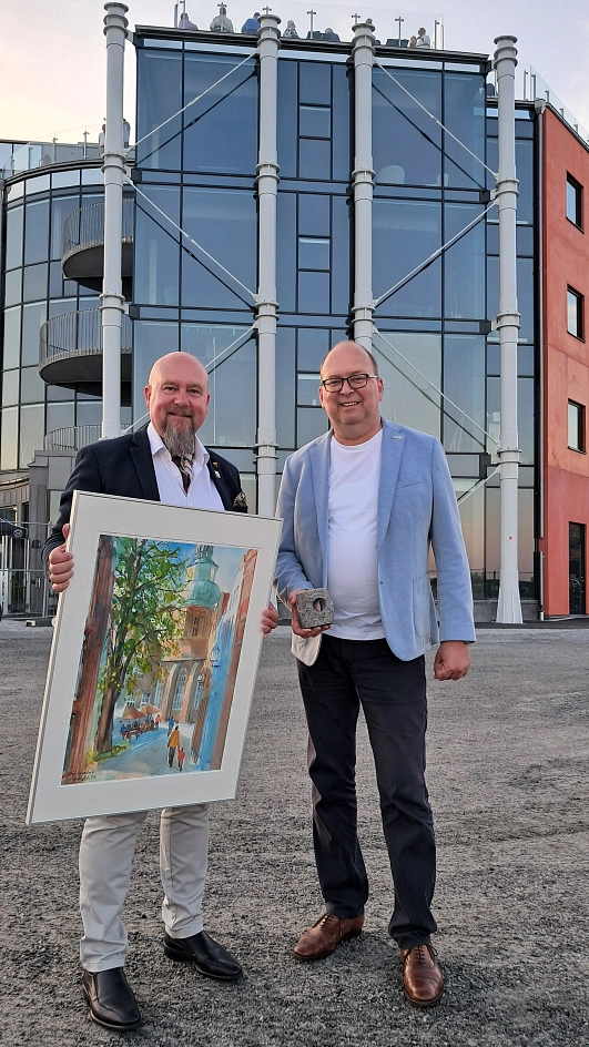 Sönke Hartlef und Magnus Gärdebring nach dem Austausch eines Präsents aus der jeweiligen Kommune
