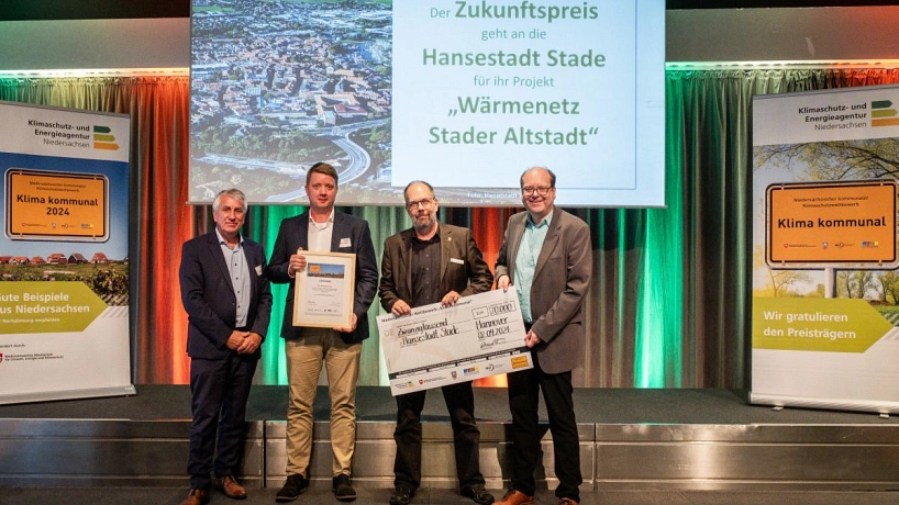 Foto - PI Klima Kommunal Zukunftspreis Prof. Dr. Hubert Meyer, Geschäftsführer des Niedersächsischen Landkreistages, Matthias Mueller, Nils Jacobs und Niedersachsens Energie- und Umweltminister Christian Meyer während der Preisverleihung © Klimaschutz- und Energieagentur Niedersachsen GmbH, 2024