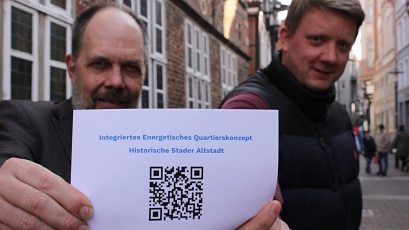 Klimaschutzmanager Matthias Mueller (rechts) und Nils Jacobs, Fachbereichsleiter für Stadtentwicklung und Infrastruktur, werben für eine rege Teilnahme an der Umfrage zum Integriertes Energetisches Quartierskonzept (IEQK) Stader Altstadt