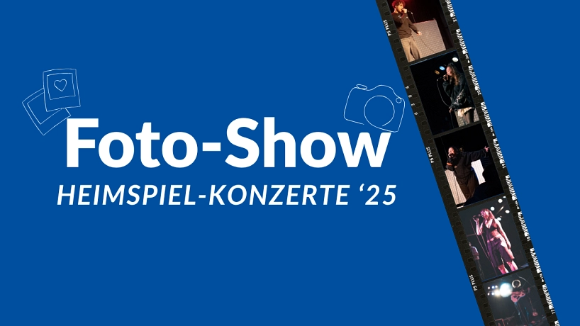 Fotoslideshow: Heimspiel-Konzerte 2025 Blaues Grafikmotiv mit dem weißen Schriftzug „Foto-Show – Heimspiel-Konzerte ’25“ in großen Buchstaben. Links und rechts flankieren stilisierte Zeichnungen von Fotos und einer Kamera den Text. Am rechten Bildrand verläuft ein schräg gestellter Filmstreifen mit sechs Konzertfotos: Zu sehen sind verschiedene Künstler*innen auf der Bühne, ausgeleuchtet von bunten Scheinwerfern. Die Kleidung reicht von leger bis auffällig. © Hansestadt Stade