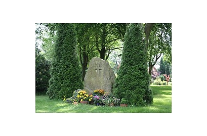 Dieses Bild zeigt einen Gedenkstein auf dem Friedhof Geestberg&nbsp;&copy;&nbsp;Hansestadt Stade