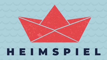 Das Logo der Heimspiel-Veranstaltungsreihe zeigt als Piktogramm ein rotes Papierschiffchen, darunter steht in dunkelblauen Lettern "Heimspiel"&nbsp;&copy;&nbsp;Hansestadt Stade
