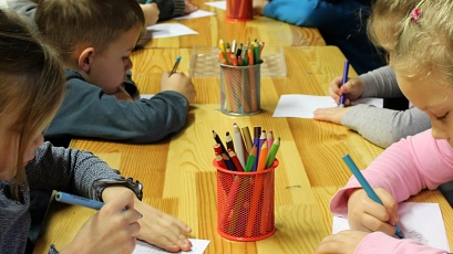 Kinder sitzen sich gegenüber an einem langen Tisch und malen&nbsp;&copy;&nbsp;_Alicja_ auf Pixabay