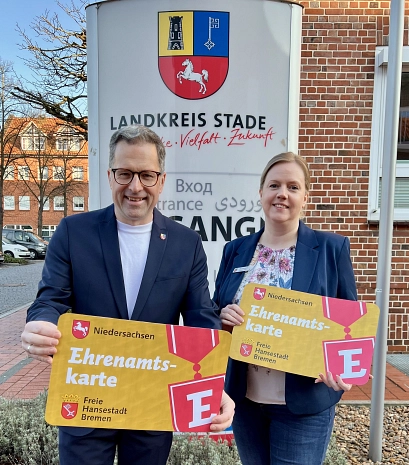 Landrat Kai Seefried und die Ehrenamtskoordinatorin des Landkreises Stade, Anja Buschmann, werben für die Ehrenamtskarte. Landrat Kai Seefried und die Ehrenamtskoordinatorin des Landkreises Stade, Anja Buschmann, werben für die Ehrenamtskarte. © Landkreis Stade / Nina Dede