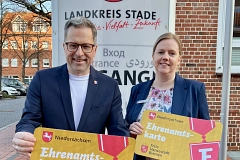 Landrat Kai Seefried und die Ehrenamtskoordinatorin des Landkreises Stade, Anja Buschmann, werben für die Ehrenamtskarte. Landrat Kai Seefried und die Ehrenamtskoordinatorin des Landkreises Stade, Anja Buschmann, werben für die Ehrenamtskarte.