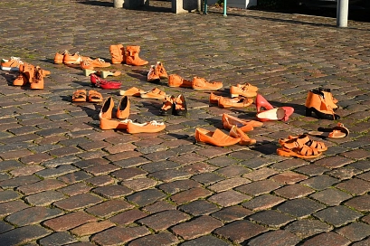 orange shoes&nbsp;&copy;&nbsp;Hansestadt Stade