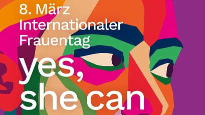 Plakat zum Internationalen Frauentag am 8. März. Eine stilisierte, farbenfrohe Illustration eines weiblichen Gesichts in kräftigen Farben wie Orange, Pink, Grün und Blau. Die Augen sind ausdrucksstark gezeichnet. Der Text auf dem Plakat lautet: '8. März Internationaler Frauentag – yes, she can'.