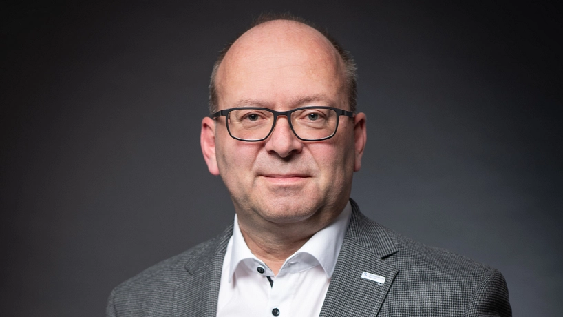 Portrait - Sönke Hartlef (dunkler Hintergrund) Portraitfoto von Bürgermeister Sönke Hartlef vor einem dunklen Hintergrund © Hansestadt Stade