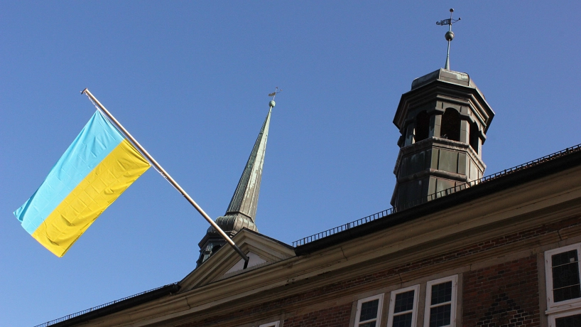 Rathaus mit Ukraineflagge&nbsp;&copy;&nbsp;Hansestadt Stade