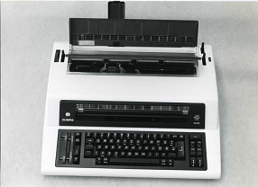 Schreibmaschine&nbsp;&copy;&nbsp;Von Jhu aus der deutschsprachigen Wikipedia, CC BY-SA 3.0, https://commons.wikimedia.org/w/index.php?curid=16150397