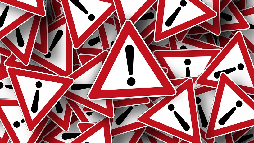 Symbolbild - Achtung Das Symbolbild zeigt viele durcheinander liegende Warnschilder, auf denen jeweils ein Ausrufezeichen zu sehen ist © Gerd Altmann / Pixabay