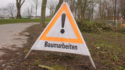 Warnschild mit dem Hinweis auf Baumarbeiten