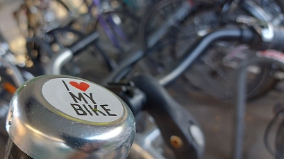 Symbolbild: Fahrräder. Zu sehen ist die Detailaufnahme einer Fahrradklingel mit der Aufschrift "I love my Bike"