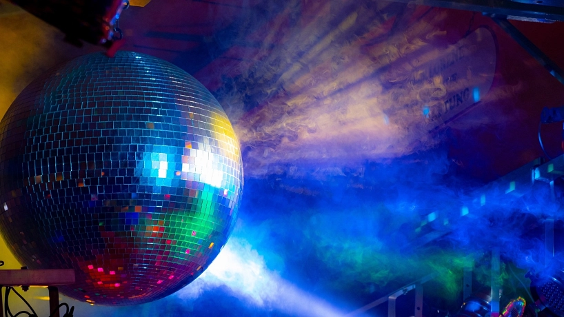 Symbolbild - Party Disco Eine Discokugel in einem blau beleuchteten Raum © Cifer88 / Pixabay