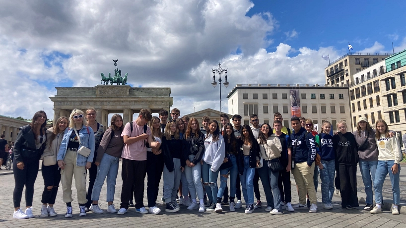 Trinationale Jugendbegegnung 2022 Trinationale Jugendbegegnung 2022 - Gruppenfoto vor dem Brandenburger Tor in Berlin © Hansestadt Stade