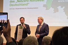 Übergabe der Urkunde Übergabe der Urkunde