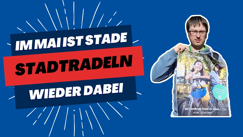 Grafik mit blauem Hintergrund und dynamischem, strahlenförmigem Muster in Weiß. Links steht in großen, kontrastreichen Schriftblöcken: „Im Mai ist Stade“ (weiß auf dunkelblau), „Stadtradeln“ (schwarz auf rotem Balken) und „wieder dabei“ (weiß auf dunkelblau). Rechts ist freigestellt eine Person zu sehen, die ein Plakat zum Stadtradeln hochhält. Sie trägt eine Brille sowie einen blau-grünen Hoodie unter einer Jacke. Das Plakat zeigt zwei lachende Kinder mit Fahrrädern in sonniger, grün geprägter Umgebung. Die Farbgestaltung ist kräftig und kontrastreich (Blau, Rot, Weiß) und vermittelt eine aktive, motivierende und positive Stimmung.&nbsp;&copy;&nbsp;Hansestadt Stade